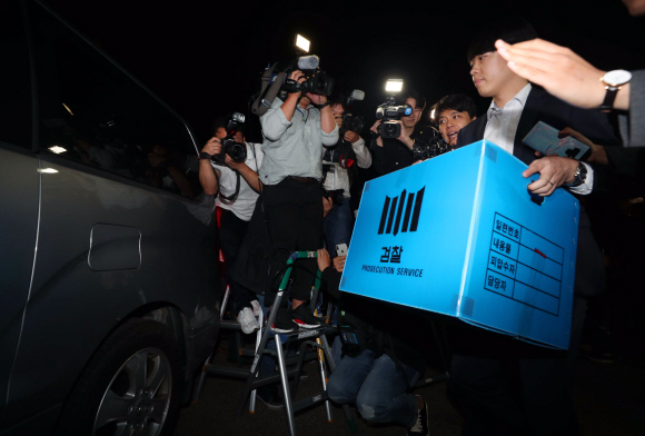 검찰 수사관들이 압수수색을 마친 후 압수품을 들고 이동하는 모습. 오장환 기자 5zzang@seoul.co.kr
