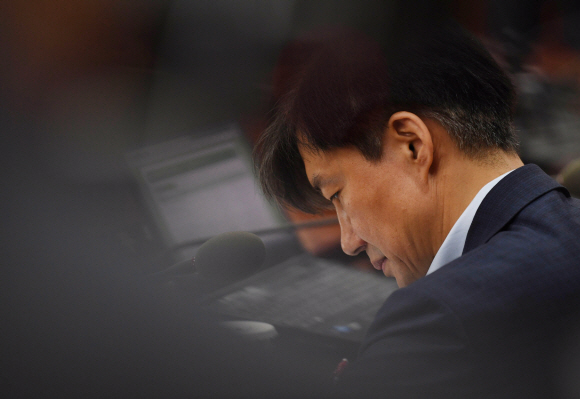 조국 법무부 장관이 24일 서울 종로구 정부서울청사에서 열린 국무회의에 참석해 생각에 잠겨 있다.2019. 9. 24. 박윤슬 기자 seul@seoul.co.kr