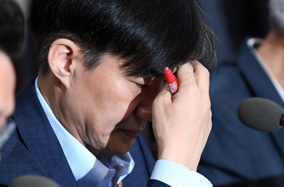 조국 법무부 장관이 24일 서울 종로구 정부서울청사에서 열린 국무회의에 참석해 생각에 잠겨 있다.2019. 9. 24. 박윤슬 기자 seul@seoul.co.kr