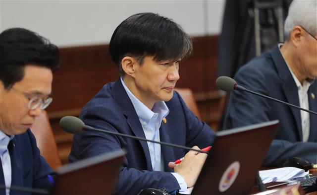 모두발언 듣는 조국 장관