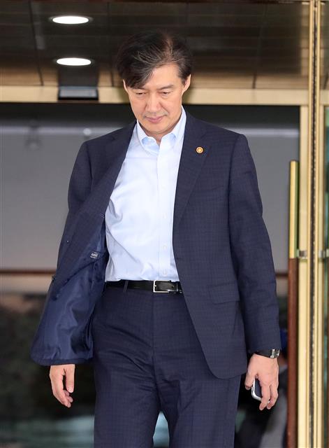 굳은 표정으로 차량 향하는 조국 장관