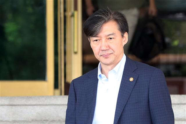 차량 향하는 조국 법무부 장관