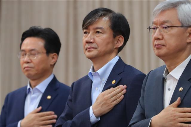 국기에 경례하는 조국 장관