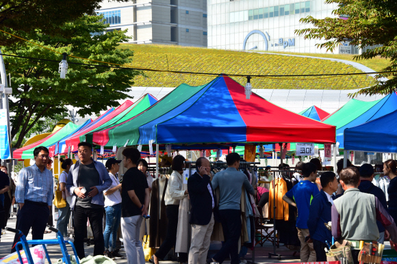 화재가 발생했던 서울 제일평화시장 앞에서 24일 상인들이 임시장터를 개설하여 영업을 하고 있다.   2019. 9. 24 이종원 선임기자 jongwon@seoul.co.kr