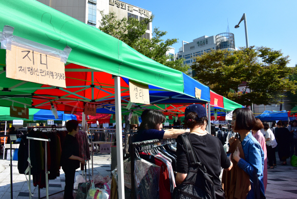 화재가 발생했던 서울 제일평화시장 앞에서 24일 상인들이 임시장터를 개설하여 영업을 하고 있다.   2019. 9. 24 이종원 선임기자 jongwon@seoul.co.kr