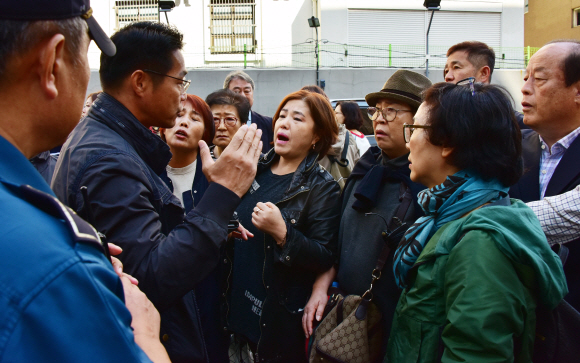 화재가 발생했던 서울 제일평화시장 앞에서 24일 상인들이 경찰에게 화재현장에 출입을 하게 해달라고 호소하고 있다.   2019. 9. 24 이종원 선임기자 jongwon@seoul.co.kr