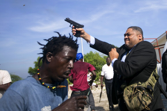 시위대 향해 총 쏘는 페티에르 상원의원