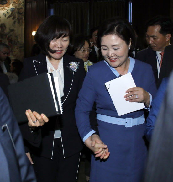 손잡고 나오는 한-일 정상 부인