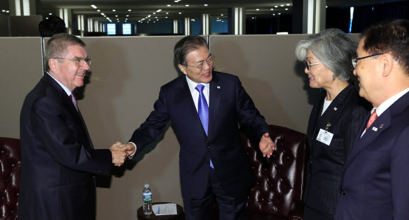 IOC위원장에게 수행원 소개하는 문 대통령