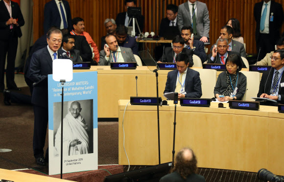 간디 탄생 150주년 기념행사에서 연설하는 문 대통령