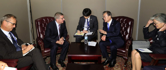 문 대통령과 IOC위원장