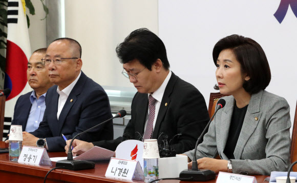 발언하는 나경원 원내대표