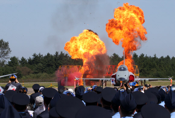 공군 6·25전쟁 당시 승호리 철교 폭파 작전 재현