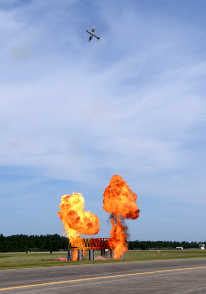 승호리철교 폭파 작전 재현하는 공군