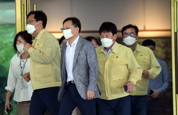 제412차 민방위의 날인 25일 정부서울청사에서 열린 화재 대피훈련에서 안전대피 실습을 하고 있다. 2019. 09.25. 박지환 기자 popocar@seoul.co.kr