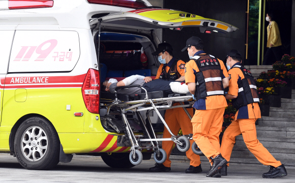 제412차 민방위의 날인 25일 정부서울청사에서 열린 화재 대피훈련에서 안전대피 실습을 하고 있다. 2019. 09.25. 박지환 기자 popocar@seoul.co.kr