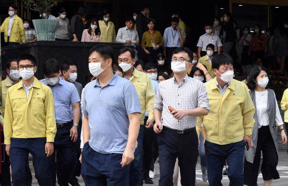 제412차 민방위의 날인 25일 정부서울청사에서 열린 화재 대피훈련에서 안전대피 실습을 하고 있다. 2019. 09.25. 박지환 기자 popocar@seoul.co.kr