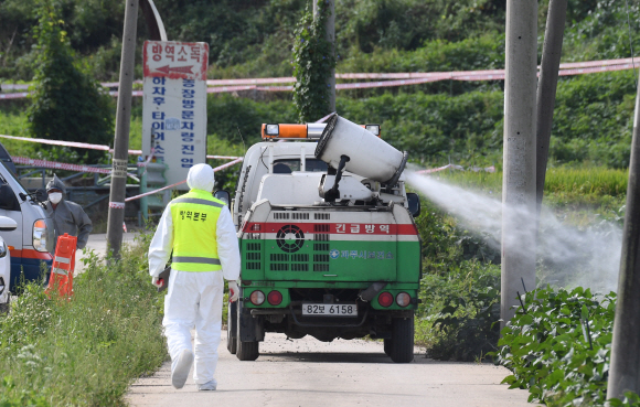 제412차 민방위의 날인 25일 정부서울청사에서 열린 화재 대피훈련에서 안전대피 실습을 하고 있다. 2019. 09.25. 박지환 기자 popocar@seoul.co.kr
