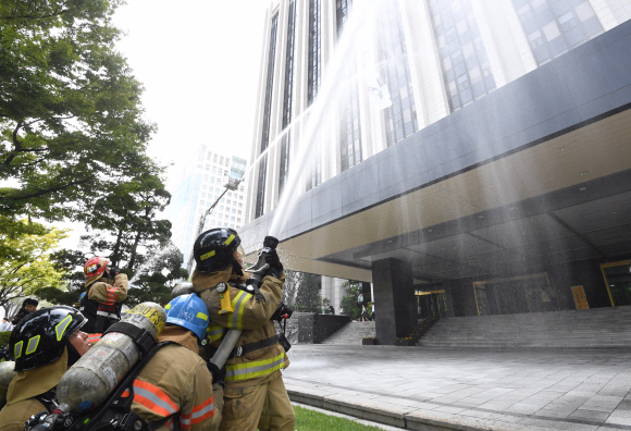 제412차 민방위의 날인 25일 정부서울청사에서 열린 화재 대피훈련에서 안전대피 실습을 하고 있다. 2019. 09.25. 박지환 기자 popocar@seoul.co.kr