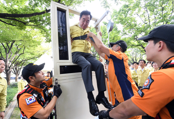 제412차 민방위의 날인 25일 정부서울청사에서 열린 화재 대피훈련에서 안전대피 실습을 하고 있다. 2019. 09.25. 박지환 기자 popocar@seoul.co.kr