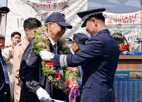 6.25 참전 조종사에 꽃다발 걸어주는 원인철 공군참모총장