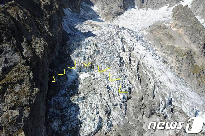 알프스 몽블랑 산괴의 그랑 조라스 아래 플란핀시유 빙하를 최근 촬영한 사진. 노란색 부분이 하루 50~60㎝씩 이동해 한꺼번에 쏟아질 위험이 있는 것으로 지적되는 부분. 쿠르마이유 시의회 제공 뉴스1