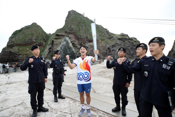 성화 봉송하는 독도경비대원