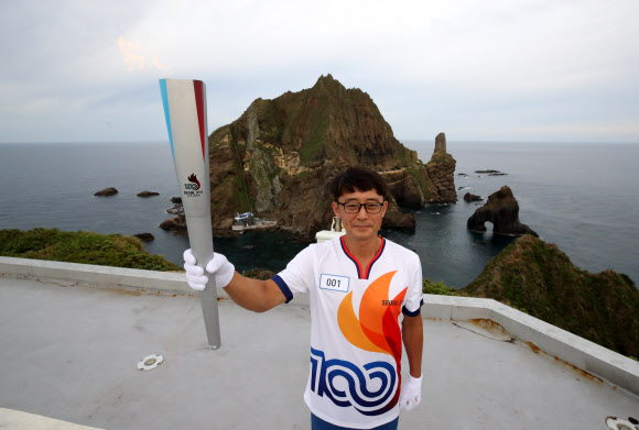 성화 봉송하는 독도경비대장