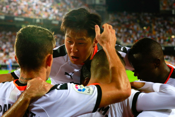 발렌시아 이강인이 25일(현지시간) 헤타페와 치른 2019-2020 스페인 프로축구 프리메라리가 6라운드 홈 경기에 선발 출전해 전반 39분 프리메라리가 데뷔골을 터트렸다. 한편 이날 경기는 3-3 동점으로 비겼다. 펜타프레스 연합뉴스