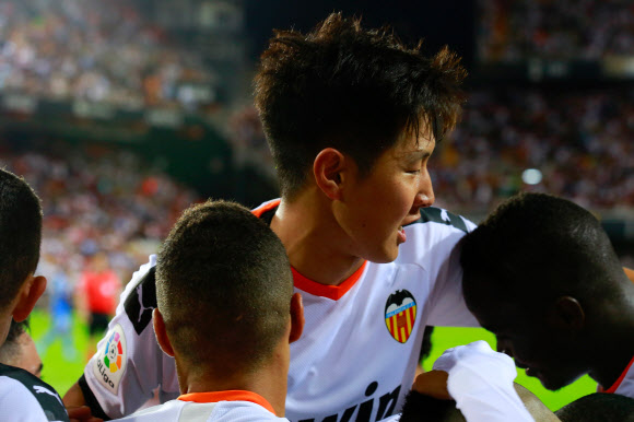 발렌시아 이강인이 25일(현지시간) 헤타페와 치른 2019-2020 스페인 프로축구 프리메라리가 6라운드 홈 경기에 선발 출전해 전반 39분 프리메라리가 데뷔골을 터트렸다. 한편 이날 경기는 3-3 동점으로 비겼다. 펜타프레스 연합뉴스