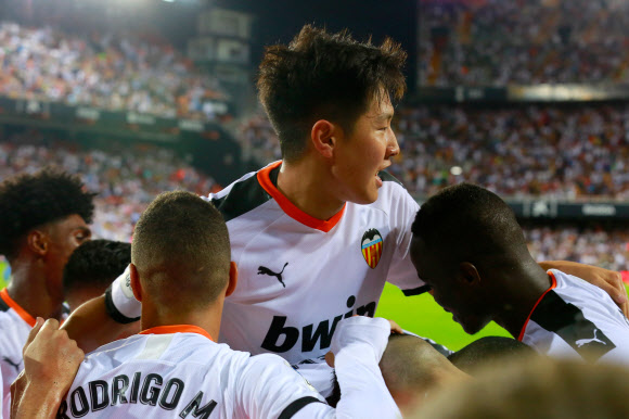 발렌시아 이강인이 25일(현지시간) 헤타페와 치른 2019-2020 스페인 프로축구 프리메라리가 6라운드 홈 경기에 선발 출전해 전반 39분 프리메라리가 데뷔골을 터트렸다. 한편 이날 경기는 3-3 동점으로 비겼다. 펜타프레스 연합뉴스