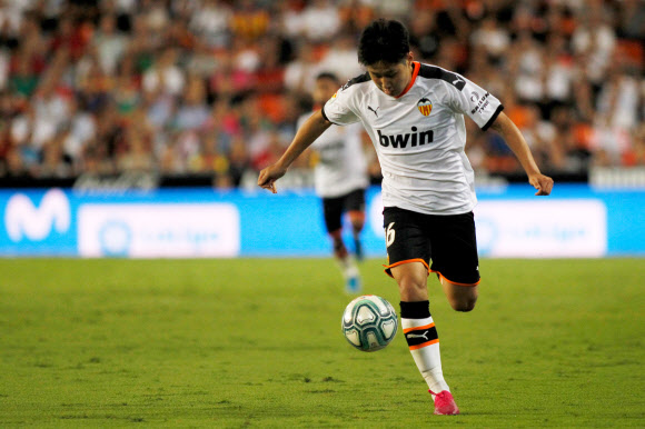 발렌시아 이강인이 25일(현지시간) 헤타페와 치른 2019-2020 스페인 프로축구 프리메라리가 6라운드 홈 경기에 선발 출전해 전반 39분 프리메라리가 데뷔골을 터트렸다. 한편 이날 경기는 3-3 동점으로 비겼다. 펜타프레스 연합뉴스