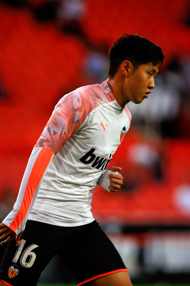 발렌시아 이강인이 25일(현지시간) 헤타페와 치른 2019-2020 스페인 프로축구 프리메라리가 6라운드 홈 경기에 선발 출전해 전반 39분 프리메라리가 데뷔골을 터트렸다. 한편 이날 경기는 3-3 동점으로 비겼다. 펜타프레스 연합뉴스