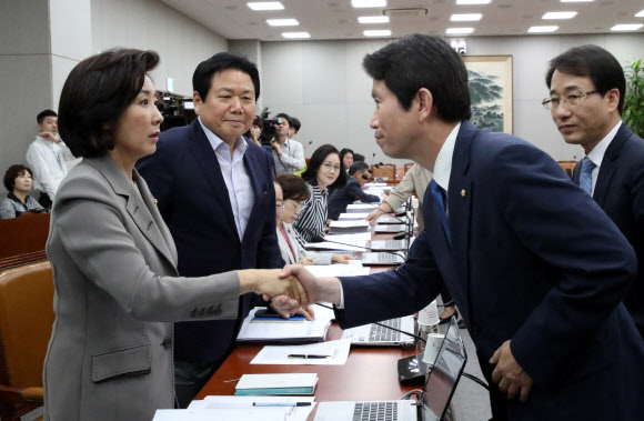 여야, ‘어색한 만남’