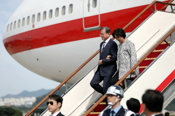 미국 일정 마치고 귀국한 문 대통령 내외