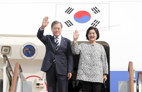 미국 일정 마치고 귀국한 문 대통령 내외