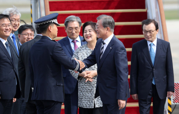 환영객과 인사하는 문 대통령