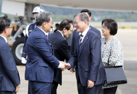 비서실장과 인사하는 문 대통령