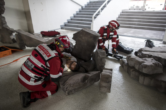 테러 피해자 구조 훈련하는 119구조대원