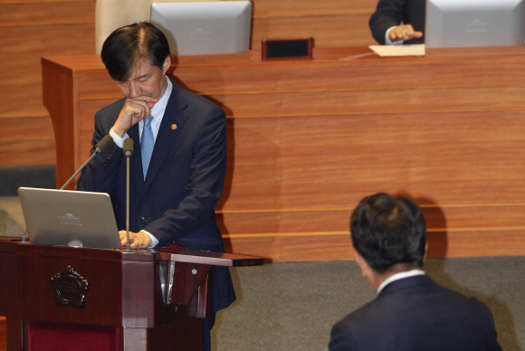 26일 국회 본회의장에서 대정부질문이 열린 가운데 조국 법무부 장관이 자유한국당 권성동 의원의 질의에 답하고 있다.  2019. 9. 26 정연호 기자 tpgod@seoul.co.kr