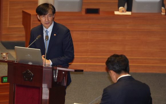 조국 법무부 장관이 26일 국회 정치 분야 대정부질문에서 자유한국당 권성동 의원의 질의를 듣고 있다. 정연호 기자 tpgod@seoul.co.kr