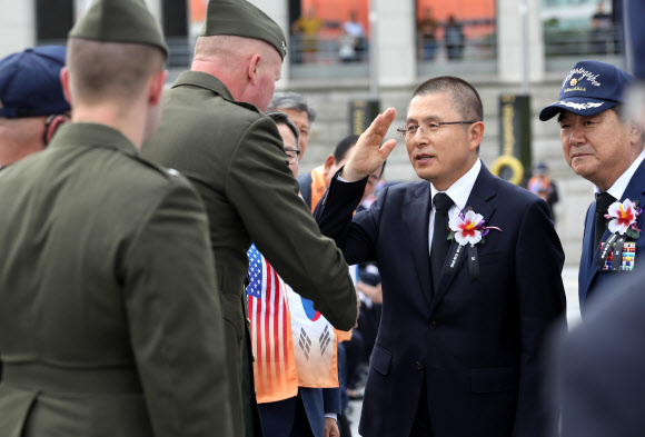 황교안 대표의 경례