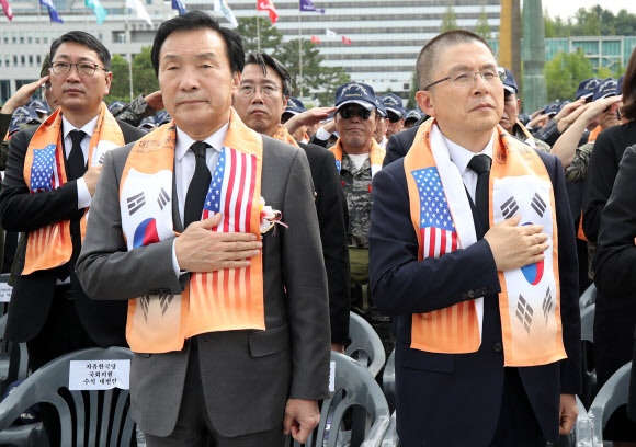 국기에 대한 경례하는 황교안-손학규