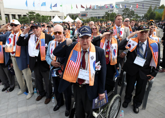 장진호 전투 참전용사의 경례