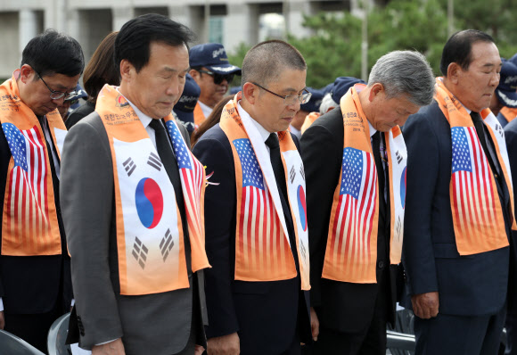 묵념하는 황교안-손학규