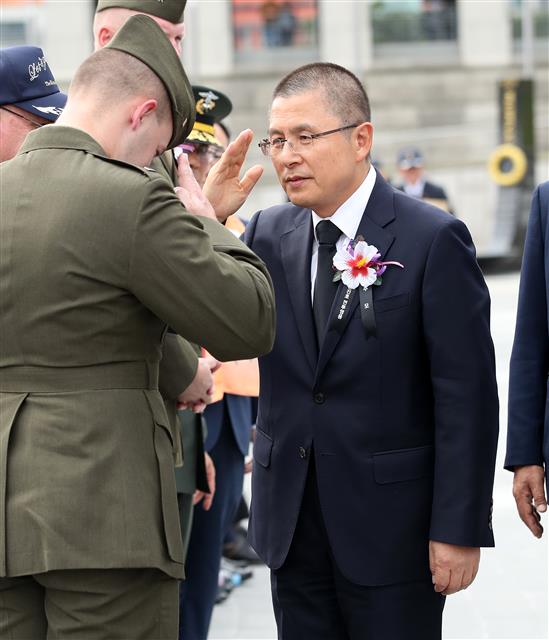 거수 경례하는 황교안