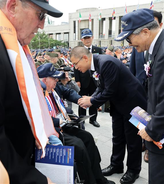 ‘장진호 전투’ 영웅들과 악수하는 황교안 대표