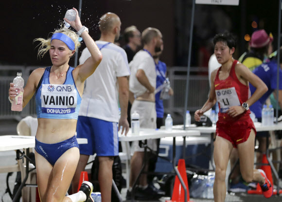 핀란드의 알리사 바이니오가 28일(현지시간) 카타르 도하에서 열린 ‘2019 세계육상선수권대회’ 여자 마라톤 경기에 참가하고 있다. AP 연합뉴스