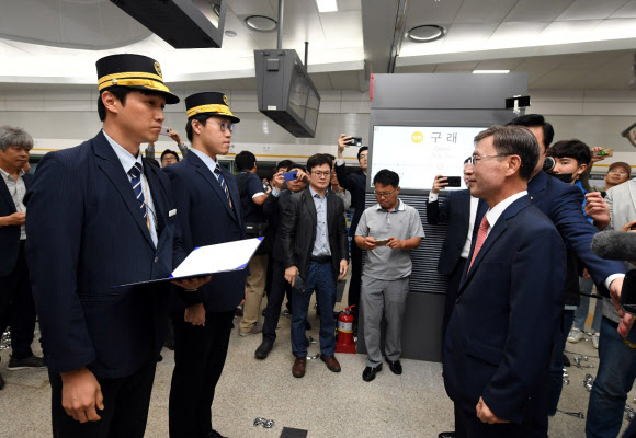 개통이 2차례나 연기되는 우여곡절 끝에 김포도시철도(김포골드라인)가 28일 첫 운행을 시작했다. 경기도 김포시는 이날 오전 5시 30분 구래역과 김포공항역에서 김포도시철도 첫차가 운행을 시작했다고 밝혔다. 사진은 이날 구래역 승강장에서 진행된 ‘김포도시철도 안전운행 기원식’ 모습. 2019.9.28  김포시 제공