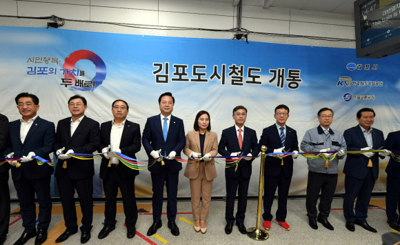 개통이 2차례나 연기되는 우여곡절 끝에 김포도시철도(김포골드라인)가 28일 첫 운행을 시작했다. 경기도 김포시는 이날 오전 5시 30분 구래역과 김포공항역에서 김포도시철도 첫차가 운행을 시작했다고 밝혔다. 사진은 이날 구래역 승강장에서 진행된 ‘김포도시철도 안전운행 기원식’ 모습. 2019.9.28  김포시 제공